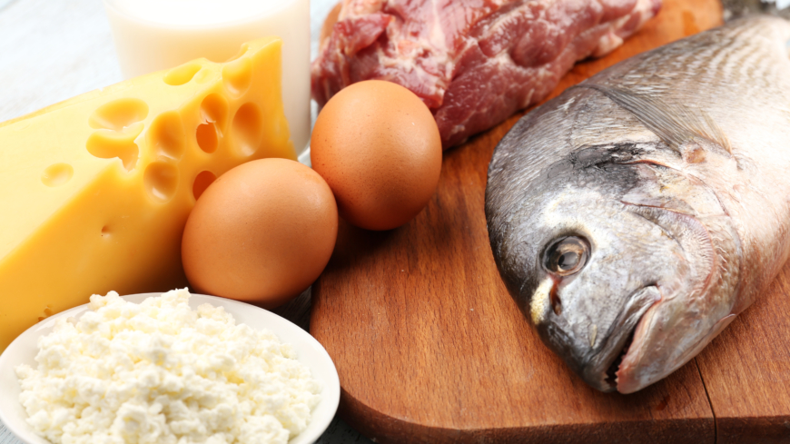 B12 finns i animaliska produkter såsom kött, skaldjur, mjölk, ost och ägg.  Foto: Shutterstock